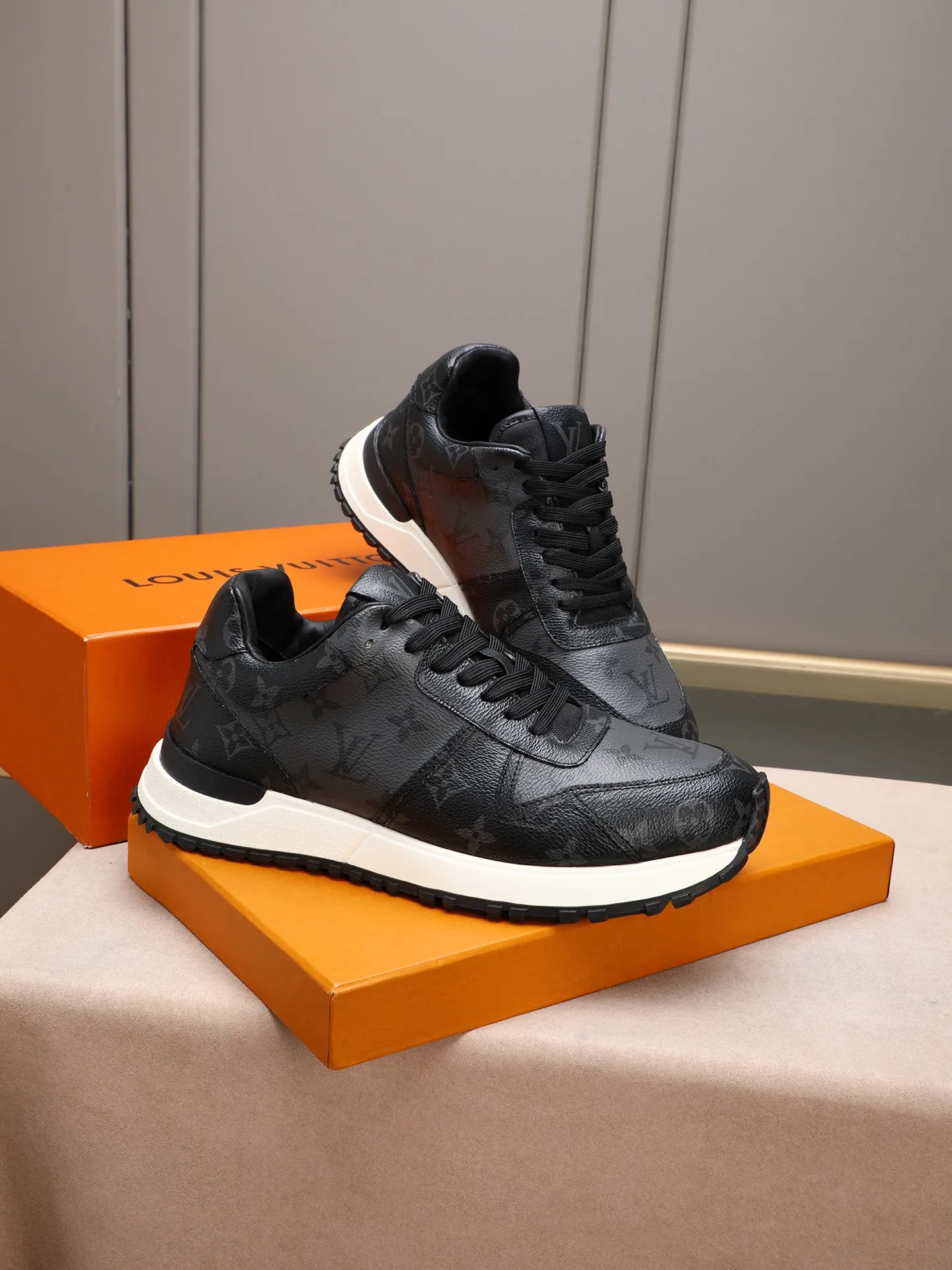 Men's Shoes 💰660 L The Run Away Maxi sneaker debuts in the 2025 collection and continues the iconic design of the Run Away sneaker. The smooth cowhide leather upper features contrasting LV lettering and Vuitton logos, and a lightweight rubber wedge outsole evokes running shoe construction. High level of comfort. Looks good, wears well and matches well. Worth buying! 7 color selection size: 39-44 (45 customized)